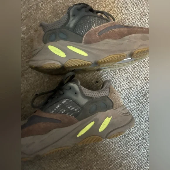 Yeezy Boost 700 - Picture 5 of 5